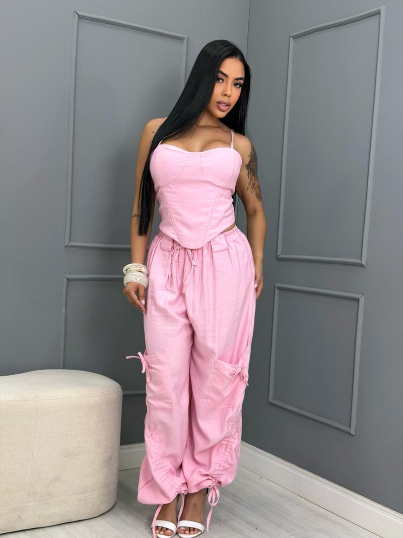 Look rosa da Lovely Boutique: corset e calça cargo
